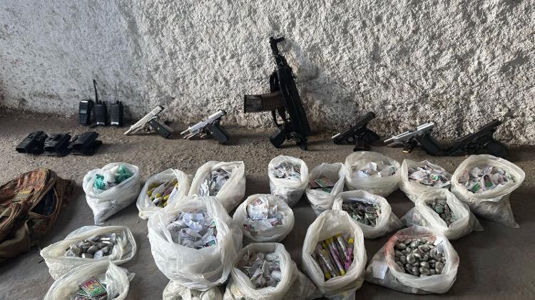 8.mar.2025 - Foram apreendidos um fuzil, cinco pistolas, três rádios comunicadores e drogas 8.mar.2025 - Foram apreendidos um fuzil, cinco pistolas, três rádios comunicadores e drogas