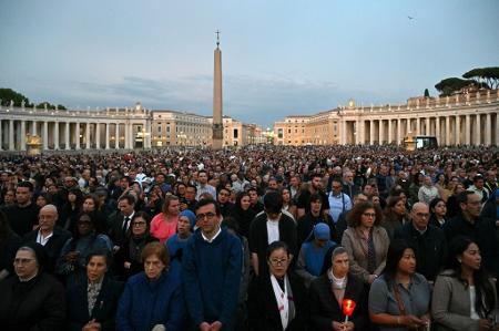 Devotos comparecem a um Rosário em homenagem ao Papa Francisco após sua morte na Praça de São Pedro, no Vaticano, em 21 de abril de 2025