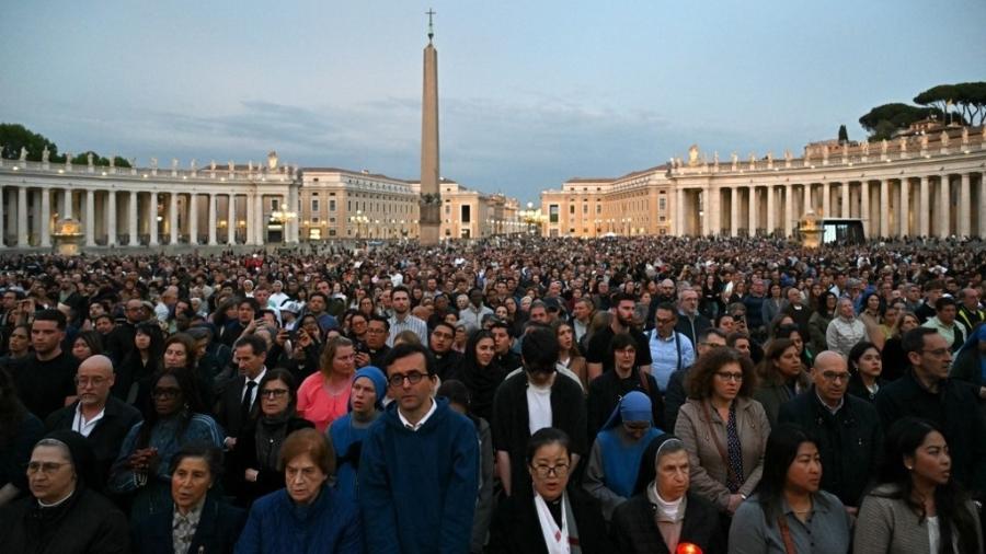 Devotos comparecem a um Rosário em homenagem ao Papa Francisco após sua morte na Praça de São Pedro, no Vaticano, em 21 de abril de 2025 Devotos comparecem a um Rosário em homenagem ao Papa Francisco após sua morte na Praça de São Pedro, no Vaticano, em 21 de abril de 2025