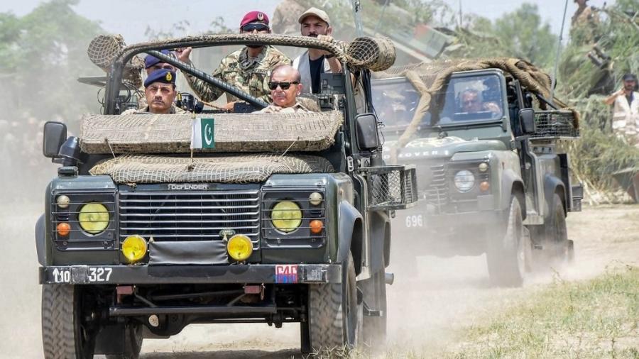 Primeiro-ministro paquistanês, Shehbaz Sharif, visita o aquartelamento de Pasrur, província de Punjab - Inter Services Public Relations (ISPR) do Paquistão / AFP