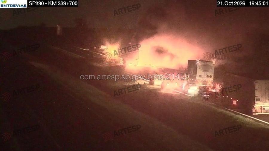 Batida entre carretas causa morte, incêndio e interdição na Rodovia Anhanguera em Jardinópolis (SP) Batida entre carretas causa morte, incêndio e interdição na Rodovia Anhanguera em Jardinópolis (SP)