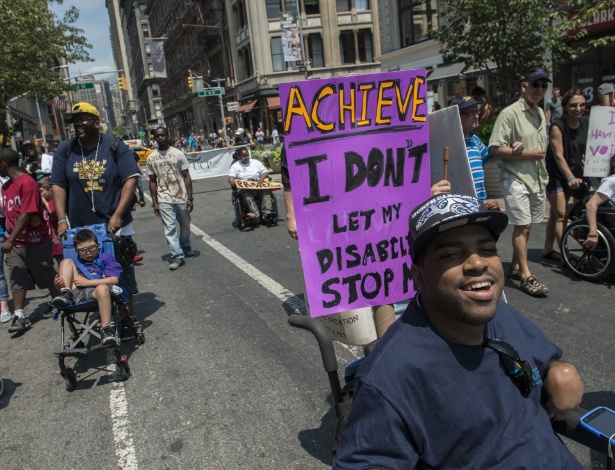Milhares de pessoas participaram neste domingo (12) da primeira marcha anual do Orgulho das Pessoas com Deficiências Físicas organizada em Nova York - Stephanie Keith/AFP