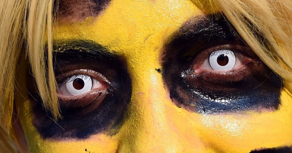 08.out.2015 - Menino com o rosto pintado e lentes de contato olha para fotógrafo, na abertura da Comic Con de Nova York, nos Estados Unidos