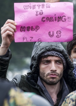 Refugiado aguarda para atravessar a fronteira entre Grécia e Macedônia - Robert Atanasovski - 25.nov.2015/AFP