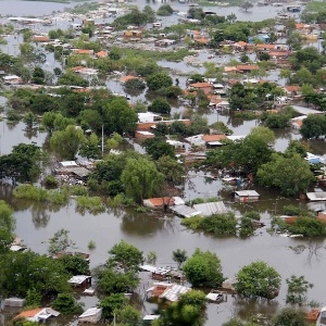 Casas ficam embaixo da água em um subúrbio de Assunção, no Paraguai, após inundação do rio Paraguai - Andres Cristaldo Benitez/ EFE