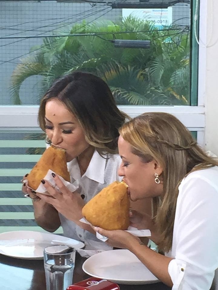 A apresentador Sabrina Sato e a repórter Renata Alves experimentam a coxinha de um quilo da Panetteria ZN