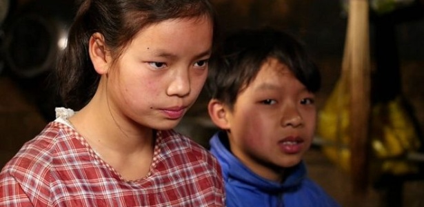 Tao Lan tem 14 anos e cuida do irmão menor enquanto pais moram em outra cidade - BBC