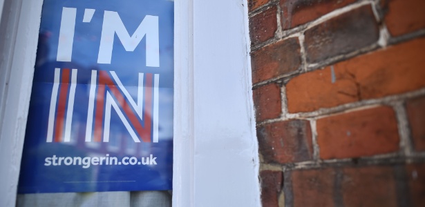 Cartaz a favor da permanência do Reino Unido na União Europeia é visto em janela de casa no sudeste de Londres - Ben Stansall/AFP
