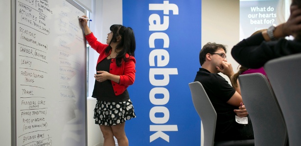 Funcionária do Facebook anota impressões durante reunião de "brainstorming" no escritório da companhia, em Nova York - Michael Falco/The New York Times