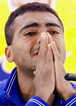 Romário chora durante entrevista coletiva após o anúncio de que foi cortado da seleção brasileira - Jorge Araújo - 02.jun.1998/Folhapress