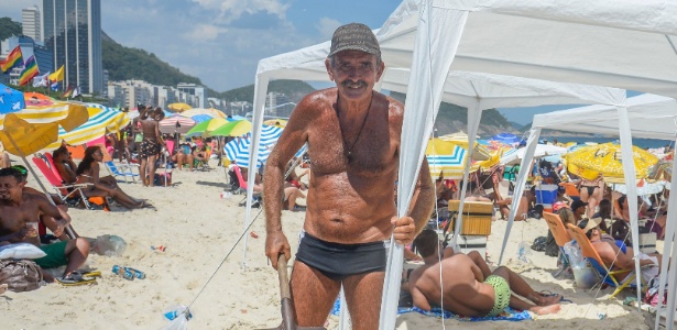 O aposentado Nildo Luzio monta uma tenda na praia de Copacabana para passar a noite de réveillon com parentes e amigos - Tomaz Silva/Agência Brasil