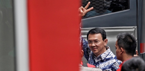 O prefeito de Jacarta, Basuki Tjahaja Purnama, faz sinal ao chegar à prisão de Cipinang, na capital da Indonésia - Antara Foto/Ubaidillah via Reuters