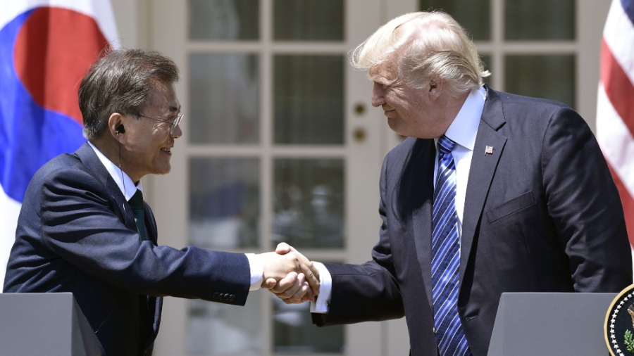 30.jun.2017 - Presidentes da Coreia do Sul e EUA, Moon Jae-in e Donald Trump, se cumprimentam após coletiva de imprensa nos jardins da Casa Branca, nos EUA - Brendan Smialowski/AFP Photo
