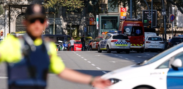 17.ago.2017 - Polícia isola área onde furgão atropelou pedestres em Barcelona - PAU BARRENA/AFP