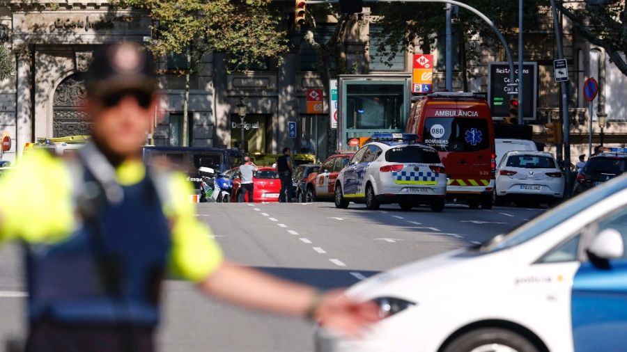 17.ago.2017 - Polícia isola área onde o furgão atropelou os pedestres em Barcelona - PAU BARRENA/AFP