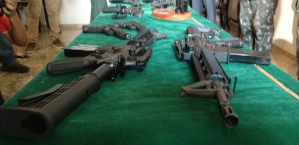 Fuzis T4 semelhantes ao AR-15 doados ao Exército e repassados à polícia do Rio - Luis Kawaguti/ UOL