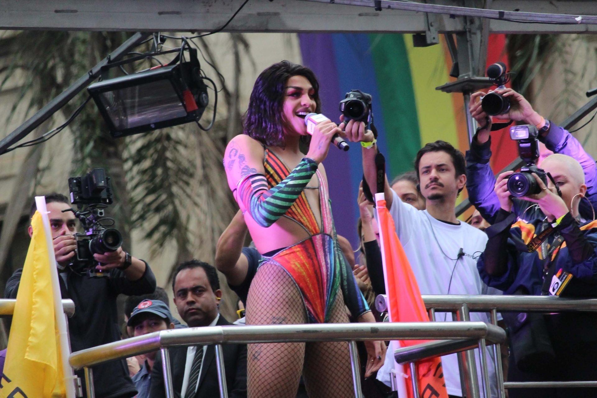 3.jun.2018 - A cantora Pabblo Vittar se apresenta em trio elétrico durante a 22ª Parada do Orgulho LGBT que acontece neste domingo (3) em São Paulo - Henrique Barreto/Futura Press/Estadão Conteúdo