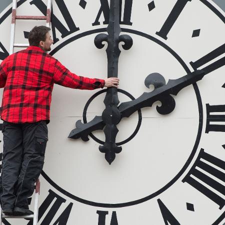 Técnico muda relógio na Alemanha - Sebastian Kahnert / dpa / AFP