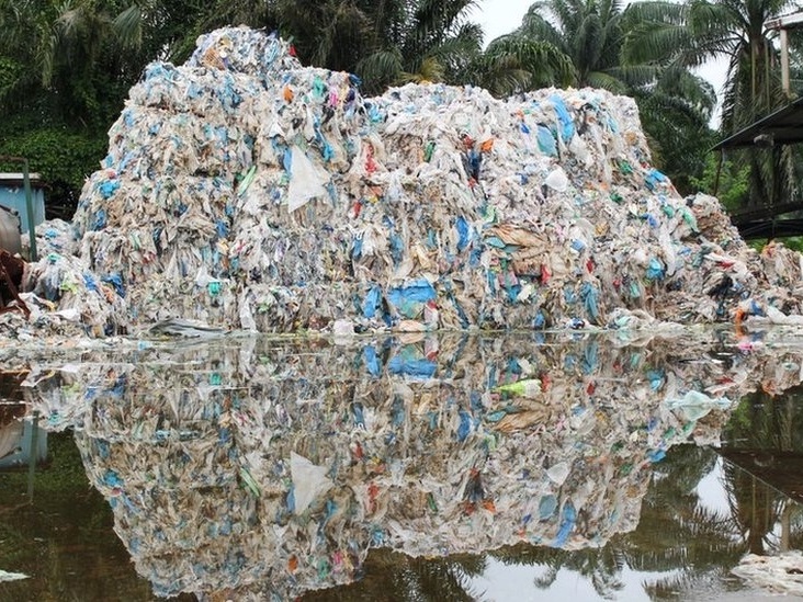 Poluição por plástico: a cidade sufocada por 17 mil toneladas de resíduos -  BBC News Brasil