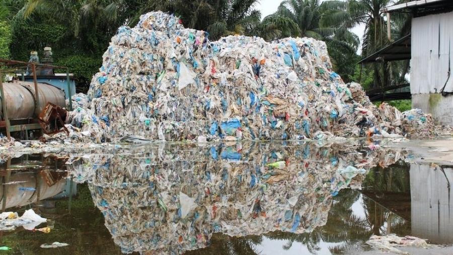 De janeiro a julho de 2018, cerca de 754 mil toneladas de resíduos plásticos foram importados pela Malásia - parte do material foi parar na cidade de Jenjarom - BBC