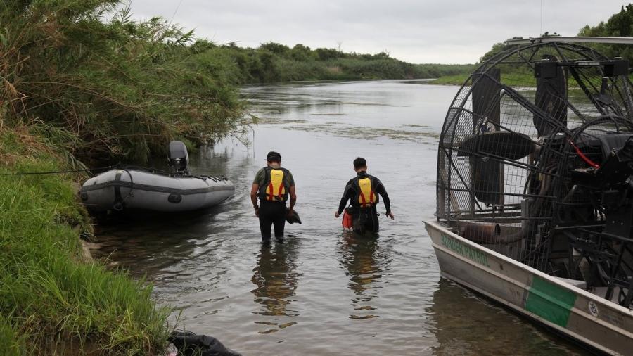 Agentes da Patrulha de Fronteira dos EUA procuram pela brasileira de dois anos desaparecida no Rio Grande - Reprodução/Twitter/@CBPSouthTexas