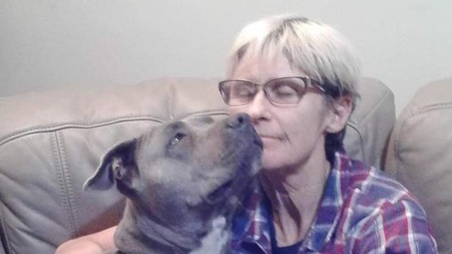 Tamra McBeath-Riley e a cadela Raya que estavam presos em área remota da Austrália - Divulgação
