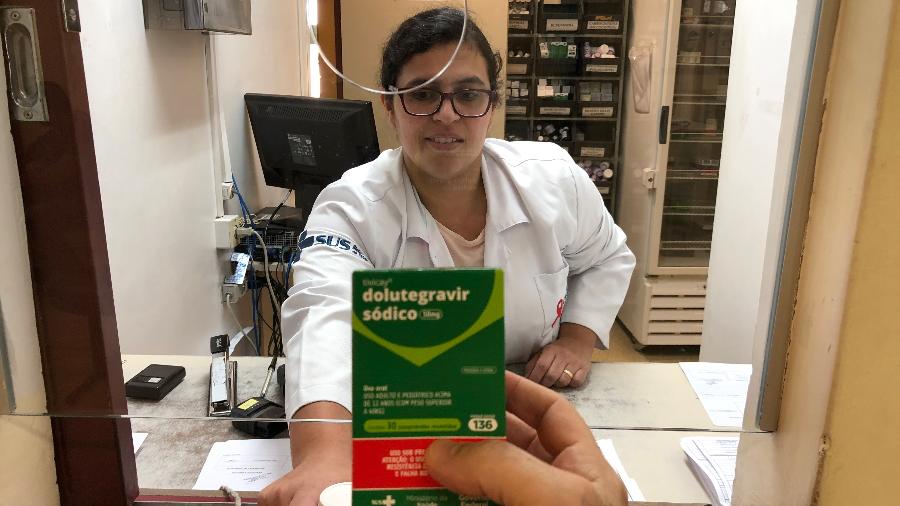 Farmacêutica do CRT entrega medicamento de combate a Aids - Paulo Sampaio/UOL