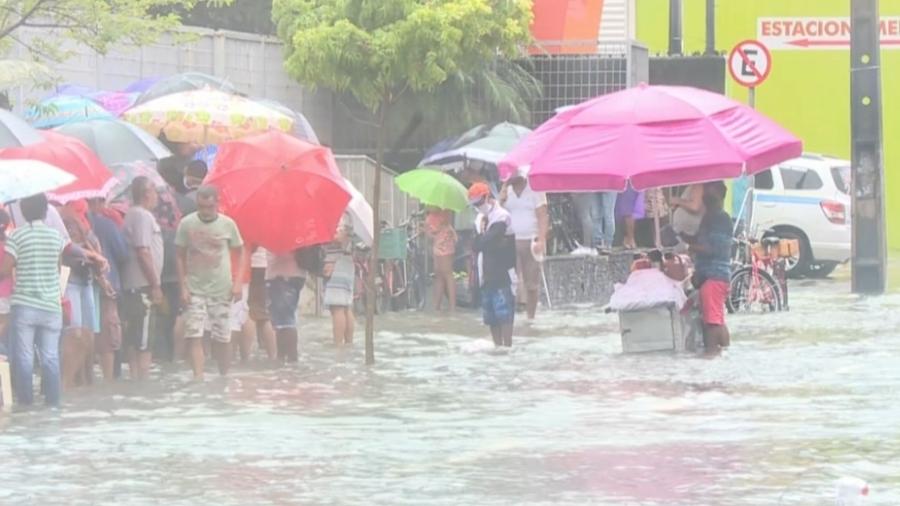 Beneficiários enfrentam chuva e filas para sacarem auxílio emergencial em Recife - Reprodução