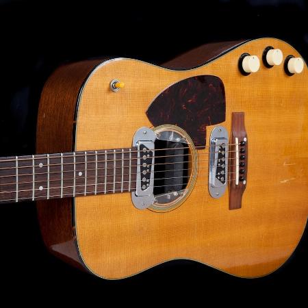 Violão usado pelo cantor Kurt Cobain durante apresentação acústica na MTV - Julien"s Auctions/Reuters