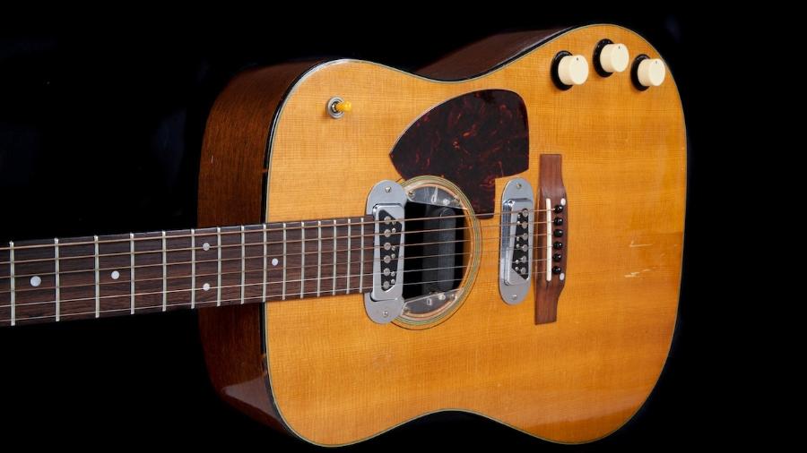 Violão usado pelo cantor Kurt Cobain durante apresentação acústica na MTV - Julien"s Auctions