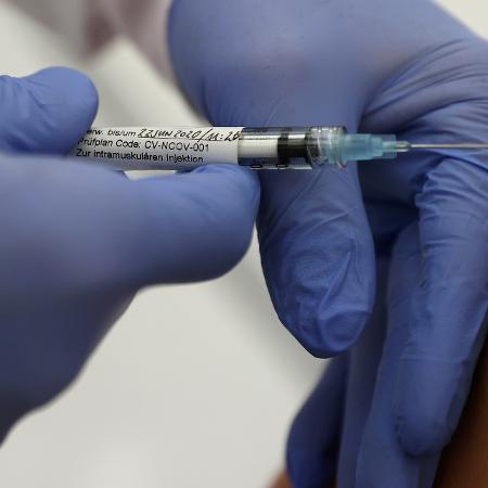 Candidata a vacina contra Covid-19 da CureVac é injetada em voluntário durante testes clínicos em Tuebingen, na Alemanha - 