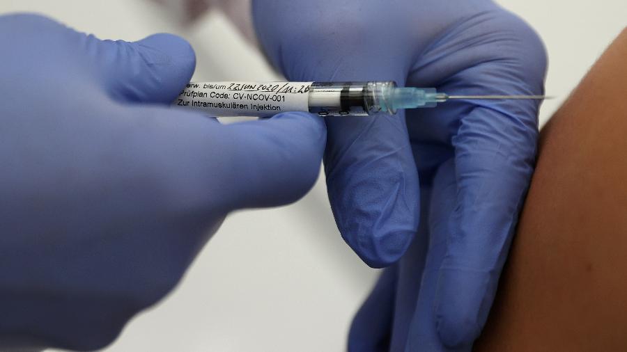 Candidata a vacina contra Covid-19 da CureVac é injetada em voluntário durante testes clínicos em Tuebingen, na Alemanha - 