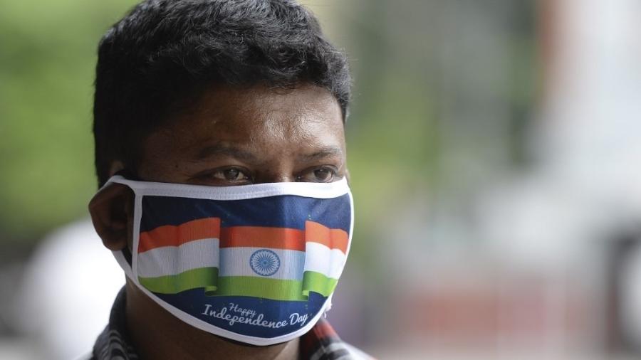 Homem usa máscara com bandeira da Índia em Hyderabad; país tem aumento de infecções pelo novo coronavírus - Noah Seelam/AFP