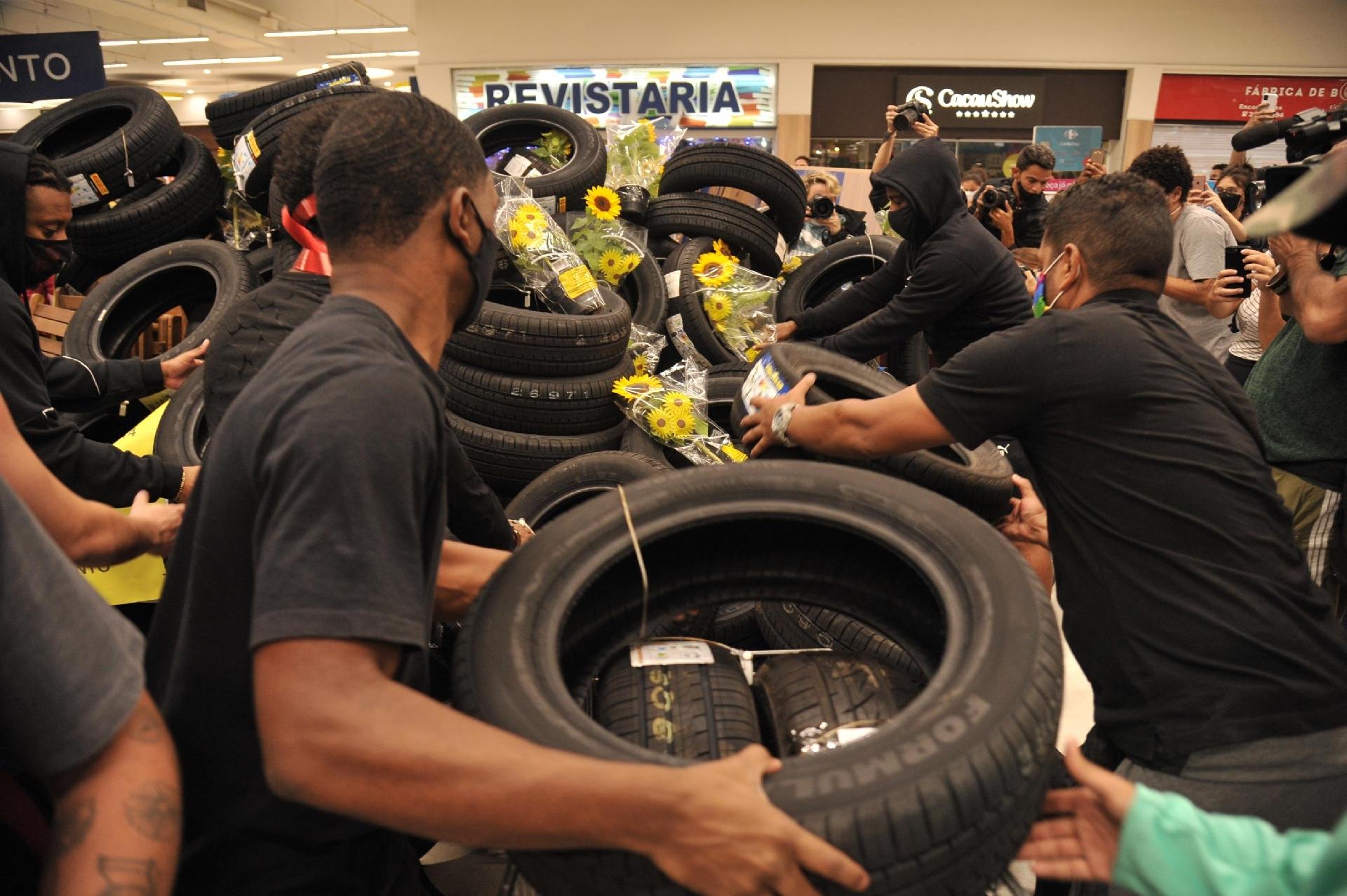 20/11/2020 - Manifestação dentro de loja do Carrefour da Barra da Tijuca, no Rio de Janeiro -
                                                    Saulo Angelo/Futura Press/Estadão Conteúdo