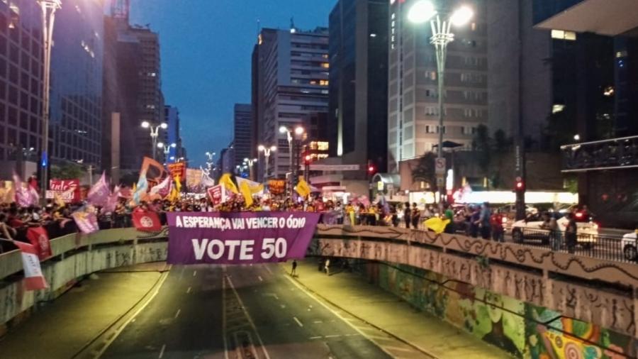 Apoiadores de Boulos estendem faixa na avenida Paulista com o slogan da campanha: "a esperança vai vencer o ódio" - Nathan Lopes/UOL