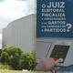 29.nov.2020 - Telão exibe informações sobre as eleições em frente ao prédio do TSE (Tribunal Superior Eleitoral), em Brasília, neste domingo (29), segundo turno das eleições municipais 2020. O painel foi doado pela Frentas (Frente Associativa da Magistratura e do Ministério Público) para mostrar informativos do TSE, tanto em relação à campanhas de conscientização sobre votação quanto o resultado das apurações dos votos. - DIDA SAMPAIO/ESTADÃO CONTEÚDO