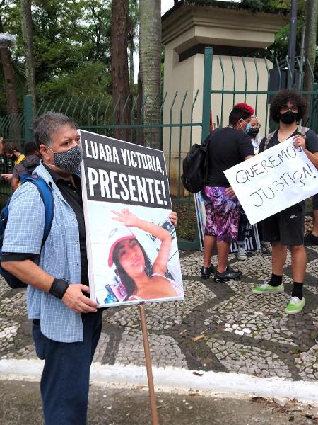 Tio de Luara segura cartaz com foto da sobrinha - Marcelo Oliveira/UOL - Marcelo Oliveira/UOL