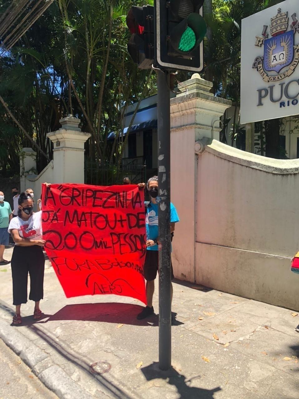Um pequeno grupo de manifestantes realizou um protesto em frente a uma das entradas da PUC-Rio (Pontifícia Universidade Católica do Rio), zona sul da cidade. Com um cartaz escrito "a gripezinha já matou + de 200 mil pessoas" decidiram se manifestar contra o presidente Jair Bolsonaro (sem partido) - Tatiana Campbell/UOL