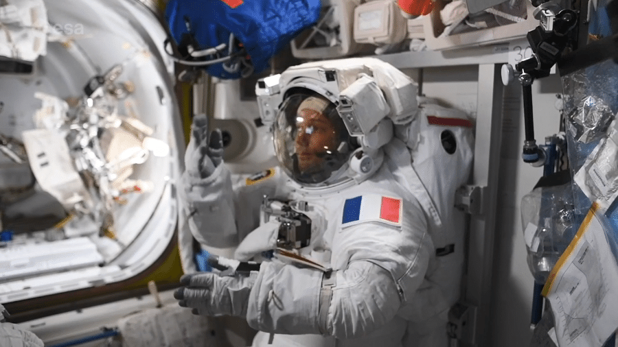 Astronautas Thomas Pesquet (França) e Shane Kimbrough (EUA) dançam antes de sair da ISS - ESA/Divulgação