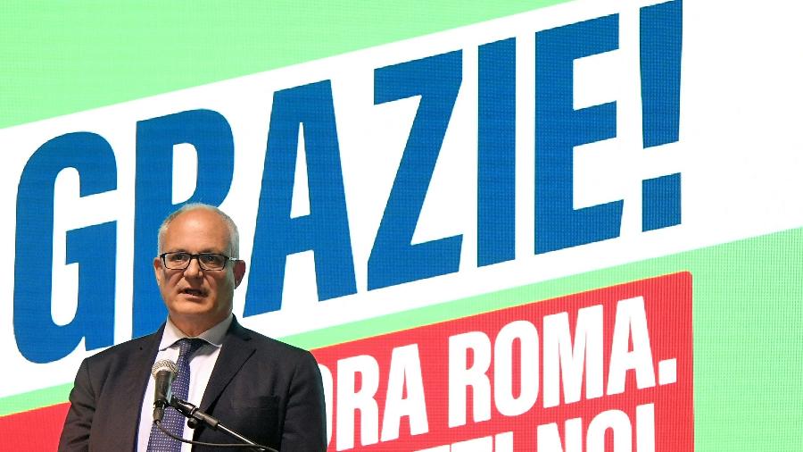 18.out.2021 - Roberto Gualtieri dá uma entrevista coletiva após os primeiros resultados do segundo turno da eleição para prefeito de Roma  - Tiziana Fabi/AFP
