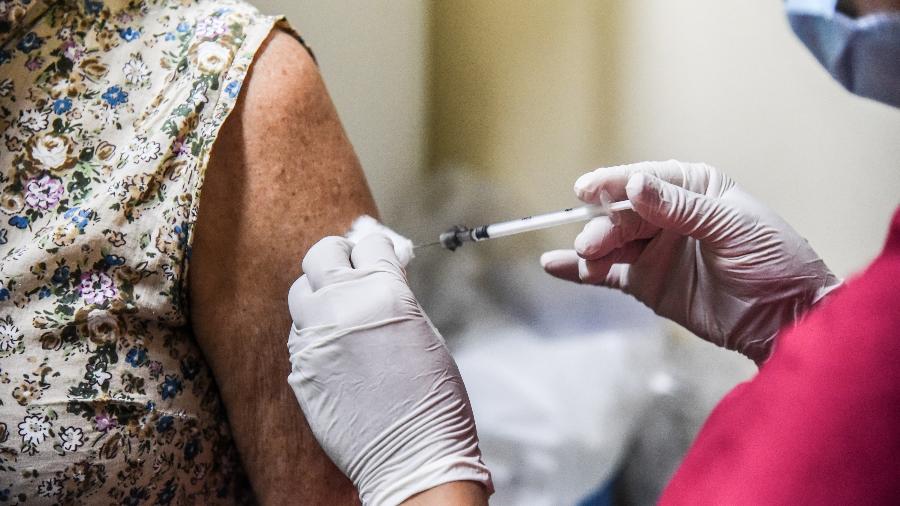 3.nov.2021 - Idosos tomam dose de reforço da vacina contra covid-19, em Fortaleza (CE) - Caio Rocha/Framephoto/Estadão Conteúdo