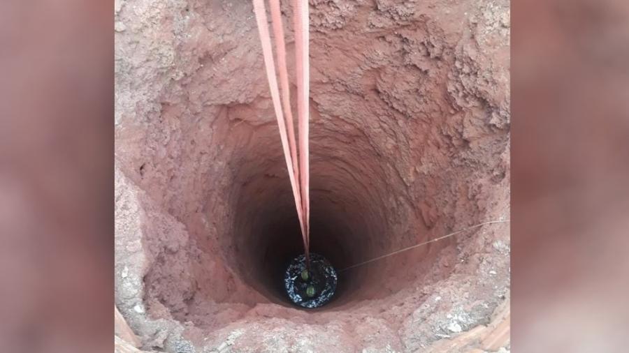Mulher de 43 anos caiu em uma cisterna de aproximadamente 12 metros de profundidade, no quintal de sua casa, e foi resgatada pelos bombeiros - Corpo de Bombeiros de Goiás/Instagram
