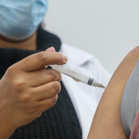 Profissional de saúde aplica vacina em posto de São Paulo - Divulgação/Governo estadual de São Paulo