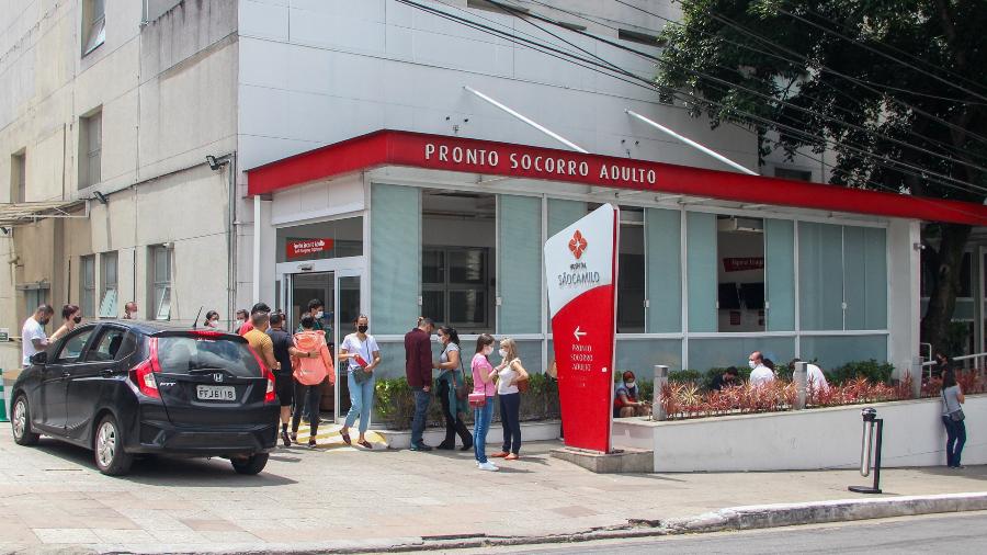 5/1/2022 - Entrada do hospital São Camilo, na zona oeste de São Paulo, com fila de espera para atendimento em meio a surto de influenza e covid-19 - Cesar Conventi/Fotoarena/Estadão Conteúdo