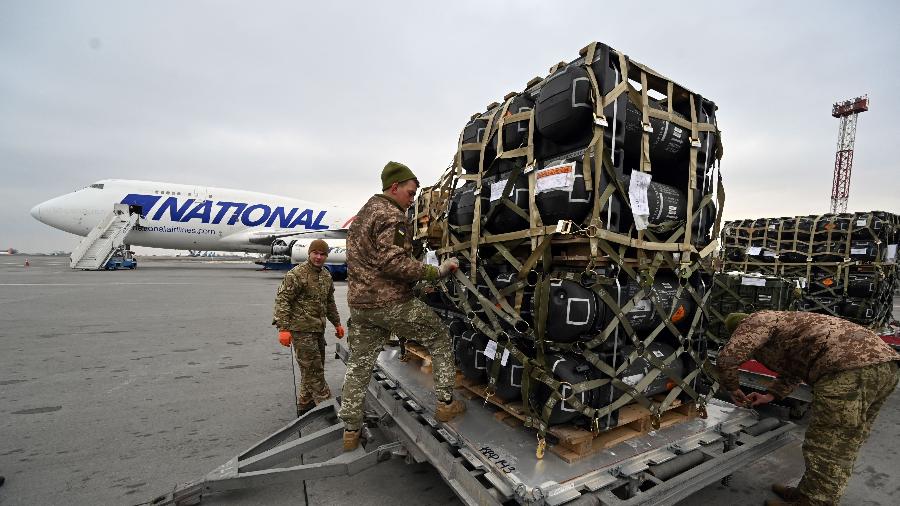 11.fev.2022 - Militares da Ucrânia recebem míssil fornecido pelos EUA como parte de apoio militar em meio à crise com a Rússia - Sergei Supinsky/AFP