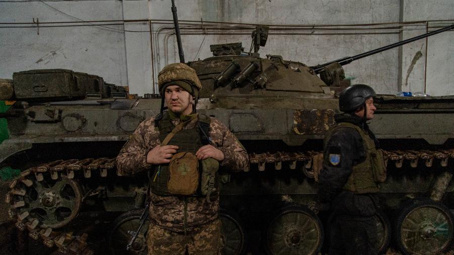 19.fev.2022 - Em Novoluganske, Ucrânia, soldados ucranianos montam guarda em uma base militar a poucos quilômetros da linha de frente contra separatistas apoiados por Moscou - Yan Boechat/UOL