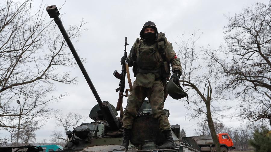 Imagem ilustratuva mostra soldado russo fotografado em cima de veículo militar em Mykolaivka, na região separatista de Donetsk - Alexander Ermochenko/Reuters