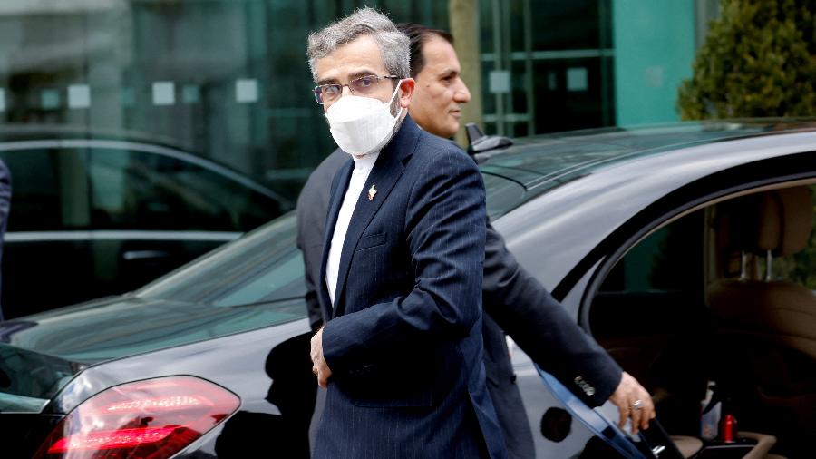 O principal negociador nuclear do Irã, Ali Bagheri Kani, chega ao Palais Coburg, onde ocorrem negociações nucleares a portas fechadas com o Irã, em Viena, Áustria - Leonhard Foeger/Reuters