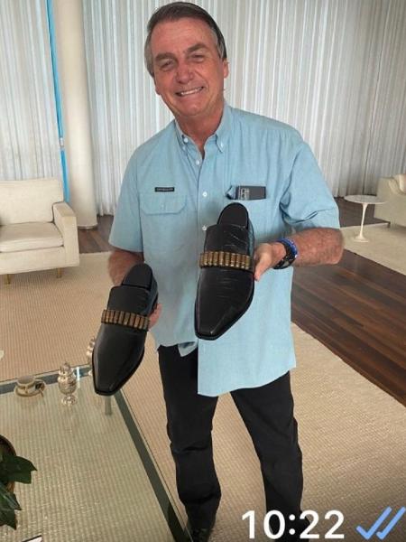 Presidente Jair Bolsonaro segura par de sapatos com balas de revólver "fake" - Reprodução/Instagram