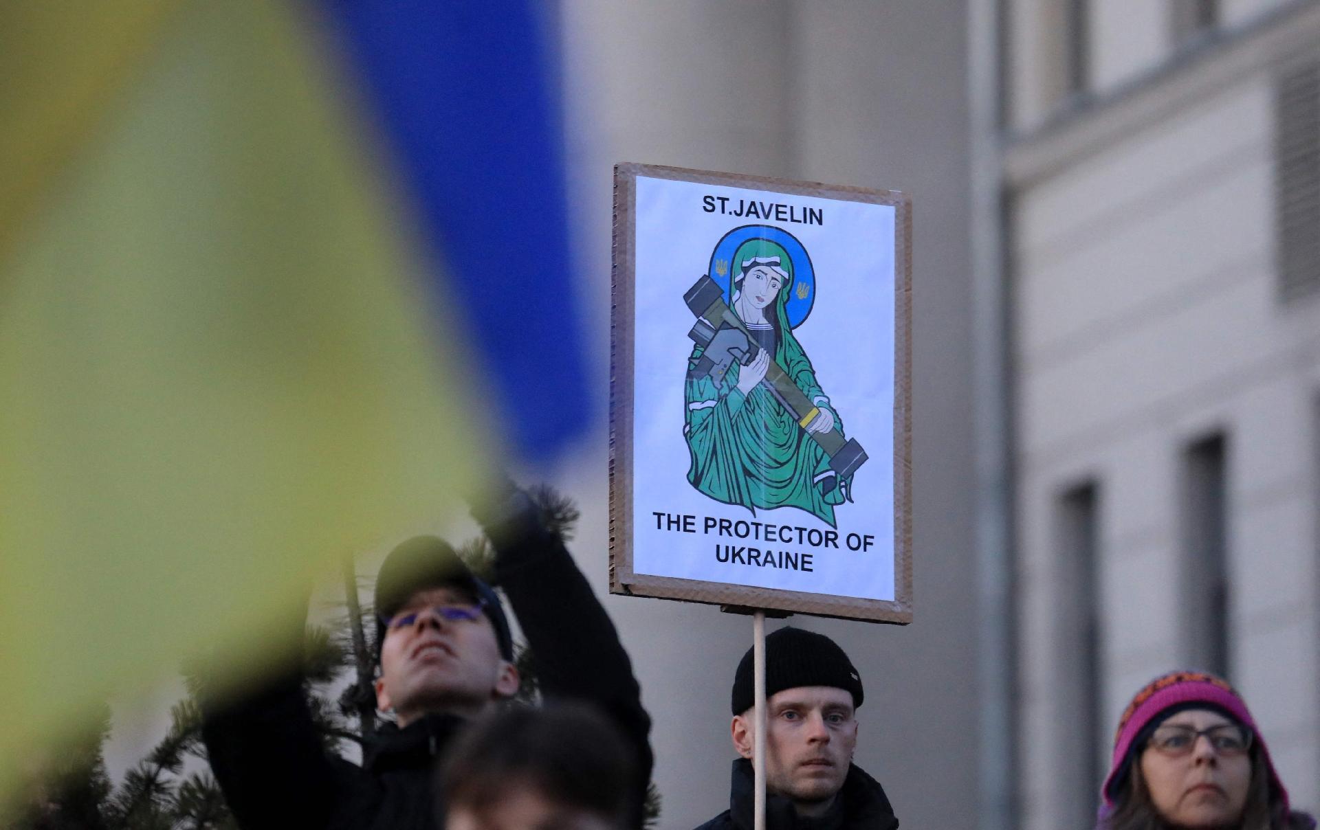 24.mar.2022 - The sign seen at the protest brings "Santa Javelin";  religious image won an anti-tank missile launcher - PETRAS MALUKAS/AFP